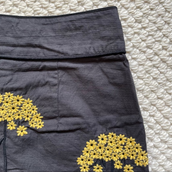 Grey cotton miniskirt with embroidered flowers - Picture 4 of 14